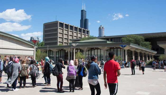 Kuliah di University of Illinois Chicago, USA