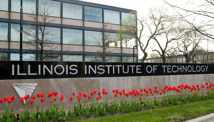 Kuliah di Illinois Institute of Technology. Universitas riset ternama di Chicago, USA