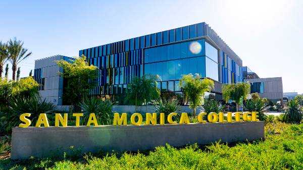 Belajar dengan Suasana Tepi Pantai di Santa Monica College, USA